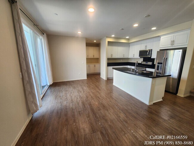 Building Photo - Upland 3 Bedroom Condo