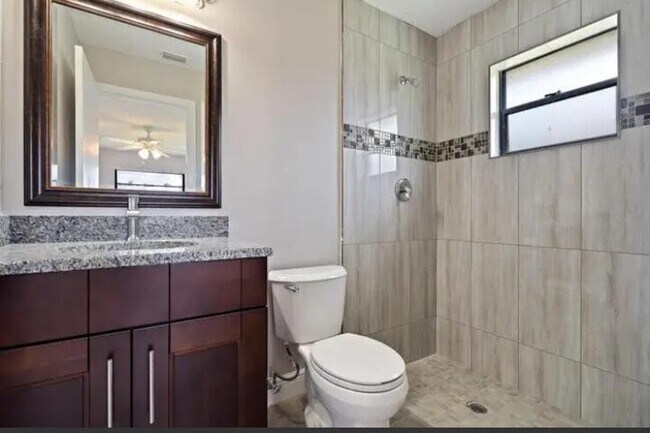 Building Photo - 2450 SW Bayshore Blvd