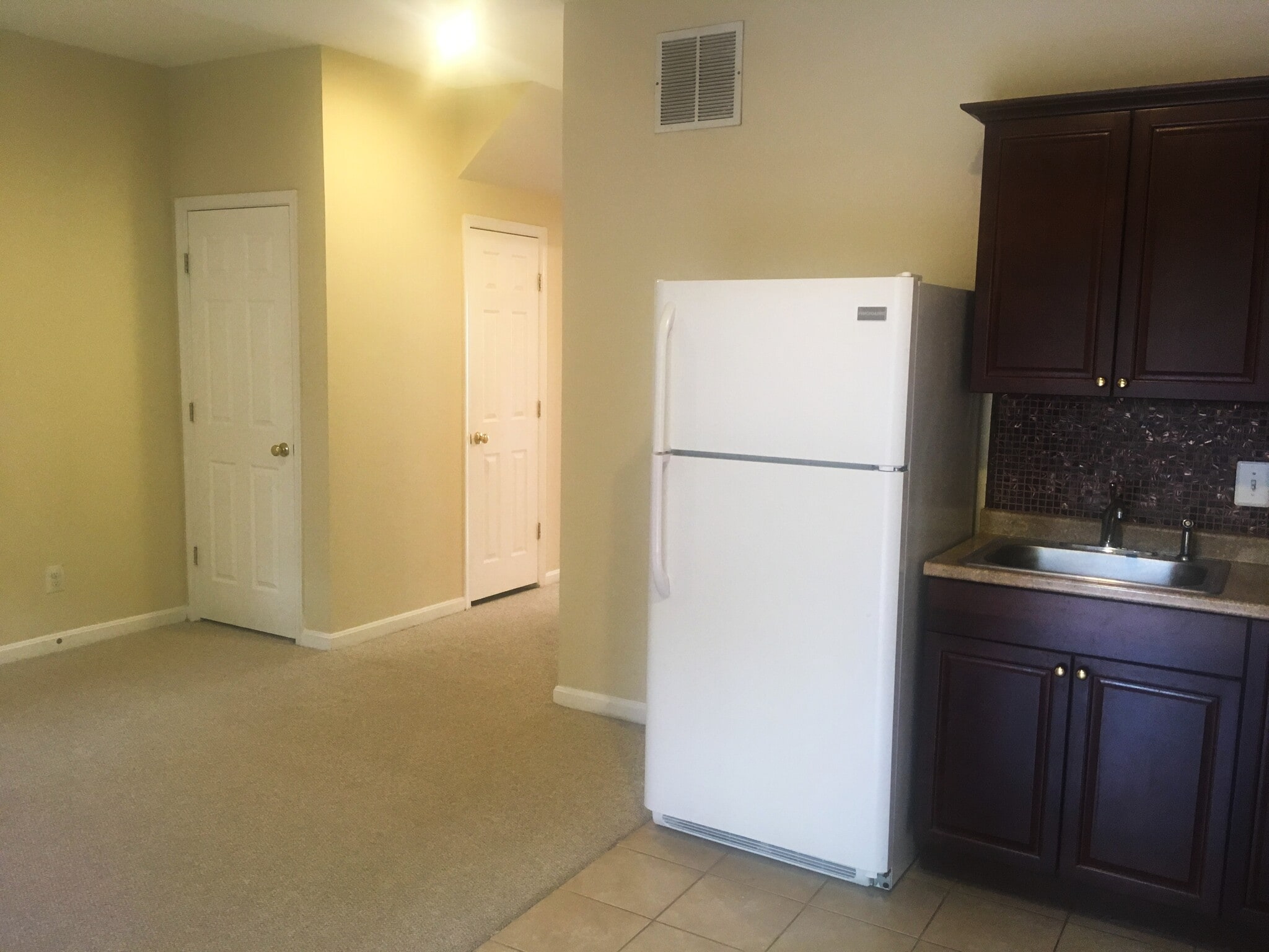 Living room/kitchenette - 1179 Cypress Tree Pl