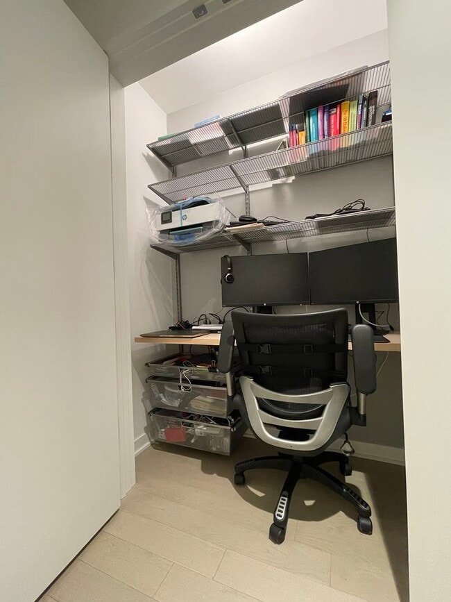 Building Photo - 1400 W Monroe St