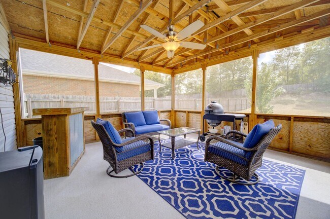 Building Photo - 3 Bedroom with a Fabulous Florida Room in Crestview!