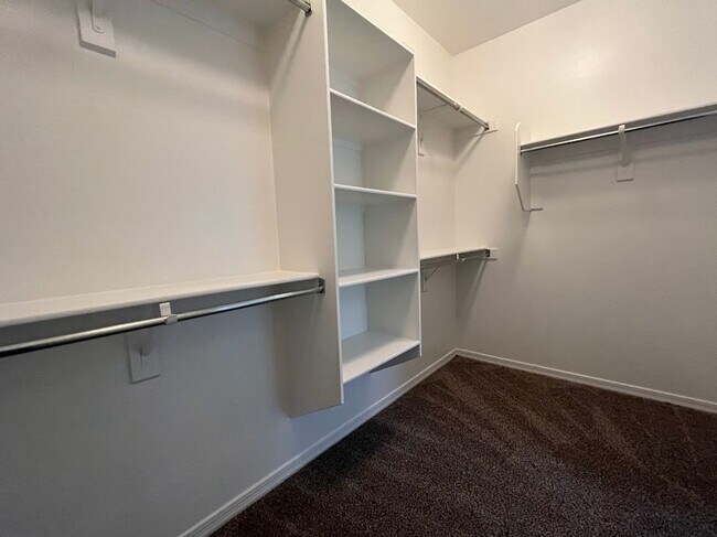 Building Photo - BEAUTIFUL 4 BEDROOM 2 BATHROOM HOME IN PEORIA