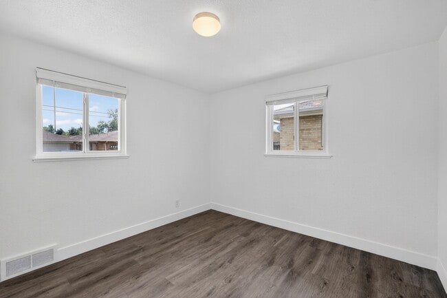 Building Photo - 2 bed 1 bath - Remodeled Home in Denver!