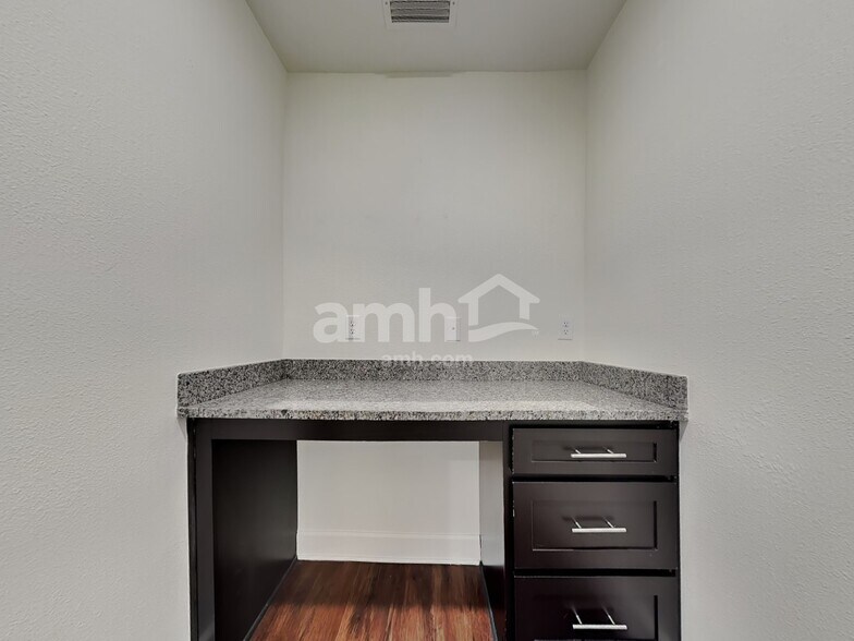 Building Photo - 998 Tan Tara Trl