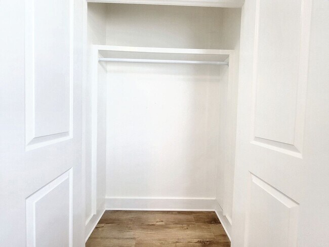 Building Photo - Sophisticated 3/BR 2.5/BS Home in Point Ve...