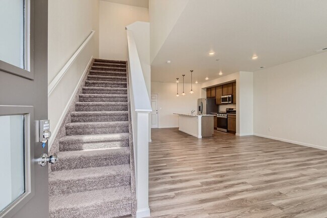 Building Photo - Welcome to this 3 bed, 2 and half bath town-home in Briargate area