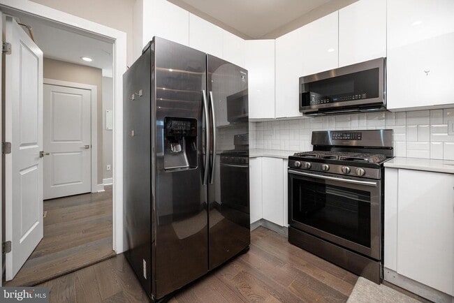 Building Photo - 1443 N Hollywood St