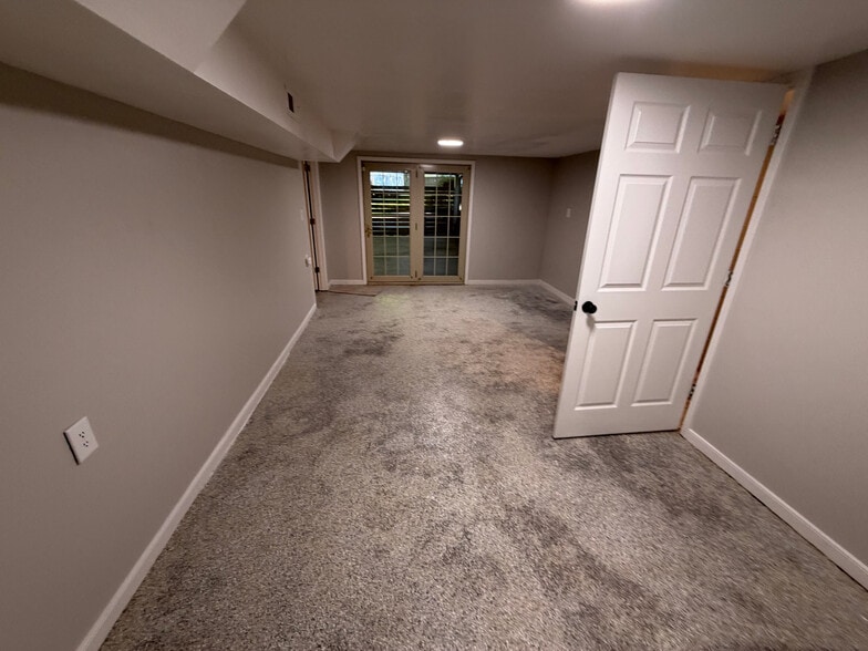 Building Photo - Room in House on Cox Mill Rd