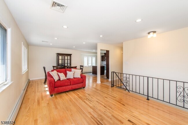 Building Photo - 11 Roehrs Dr