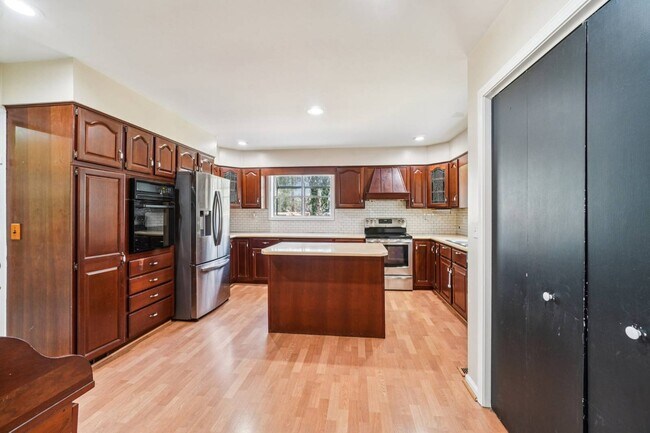 Building Photo - 710 Heatherwood Dr