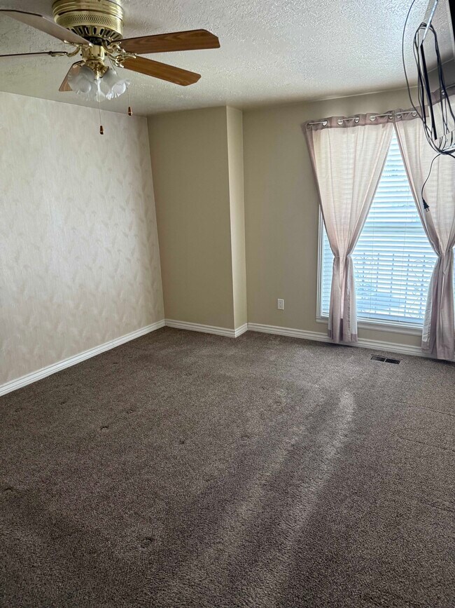 Building Photo - 431 E 2050 N
