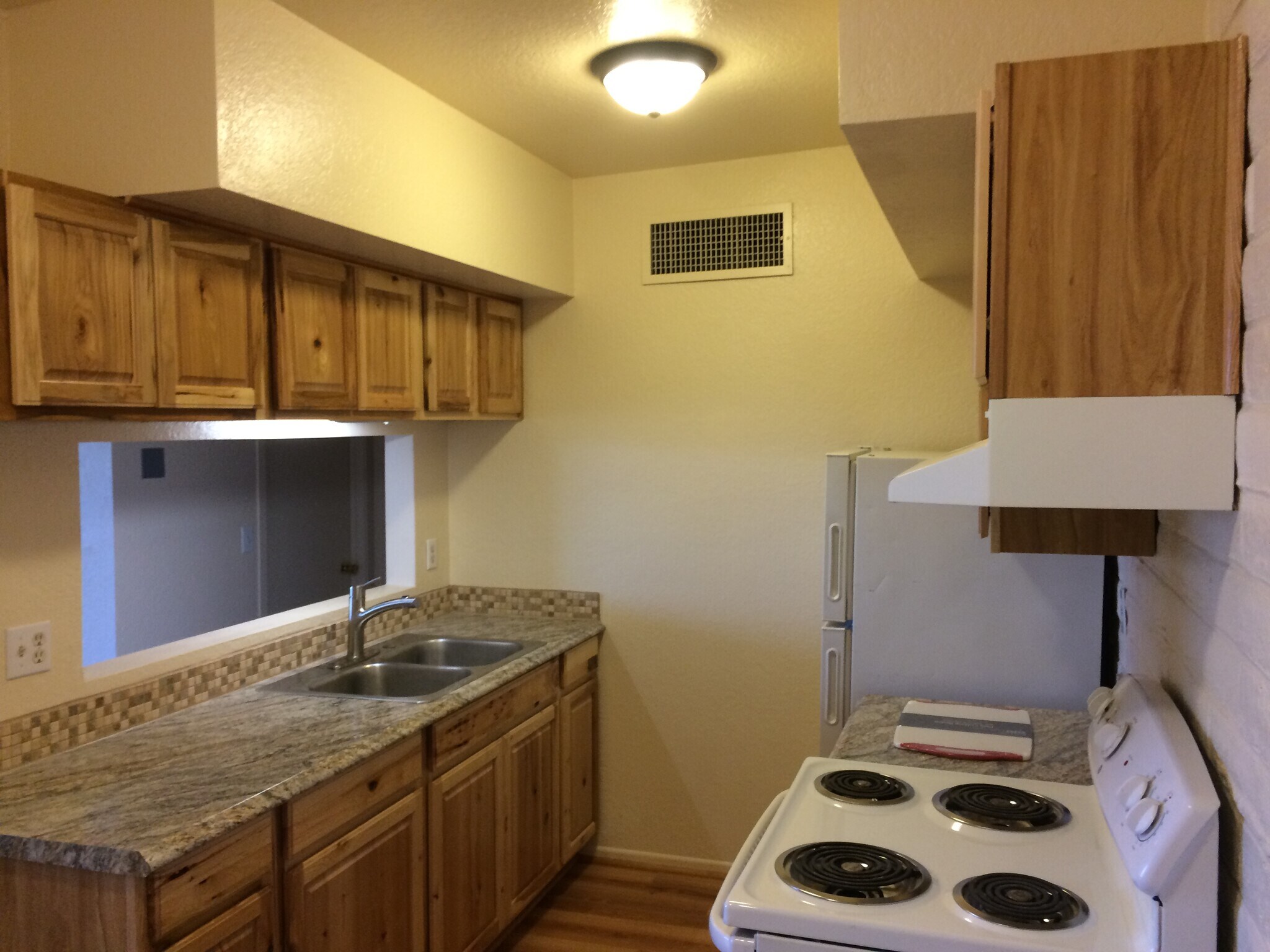 Building Photo - 923 N Swan Rd