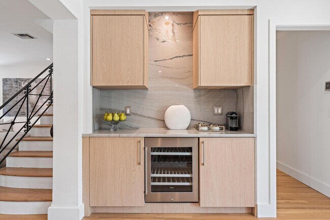 Building Photo - 306 Cordova Rd