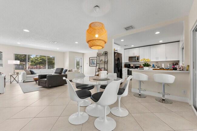 Building Photo - 401 NE 10th Terrace