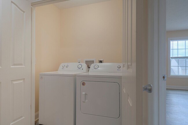 Building Photo - Oak Tree Townhome | 4 Bed, 4.5 Bath | Available Now!