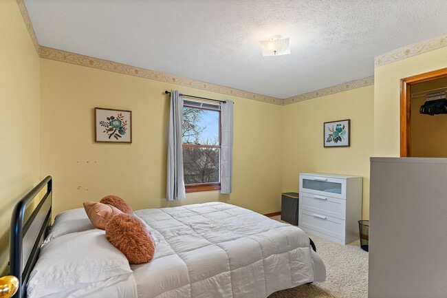 Building Photo - 2422 Cedar Crest Dr