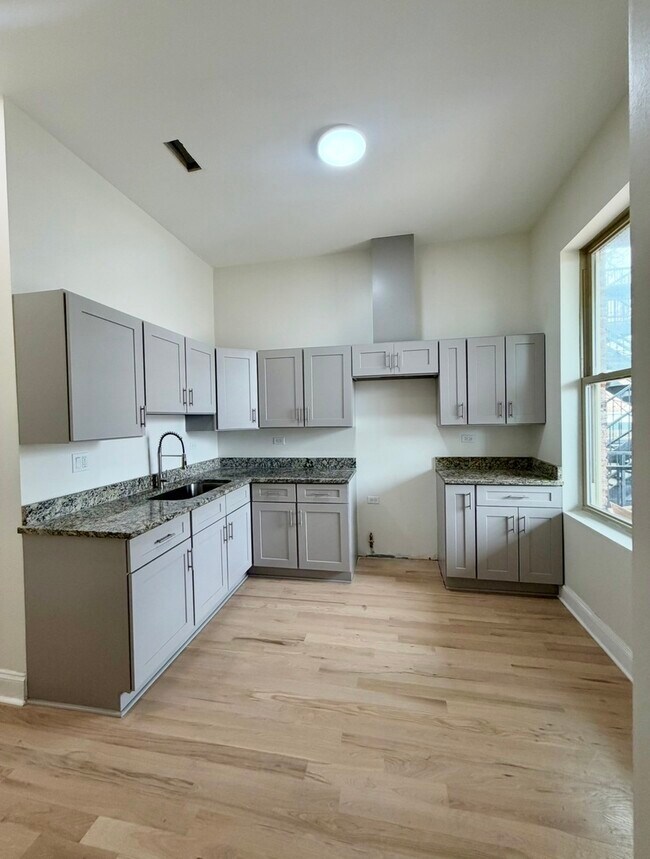 Building Photo - 2638 W Adams St