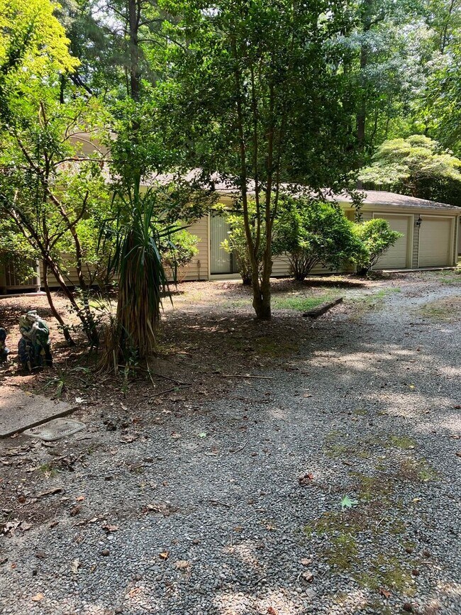 Building Photo - 4852 Rosewell Dr