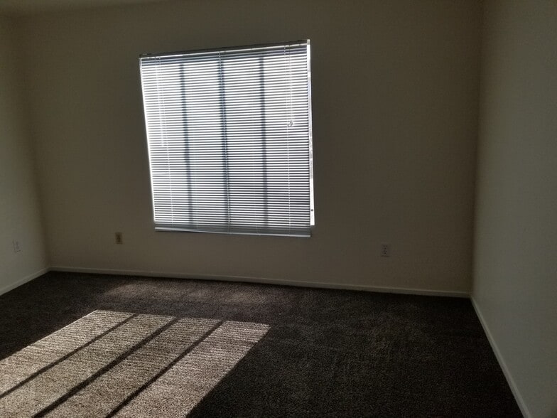 Building Photo - 8070 W Russell Rd