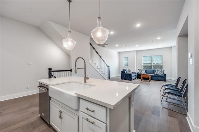 Building Photo - 909 Heights Wy