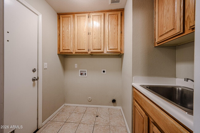 Building Photo - 6320 W Paradise Ln