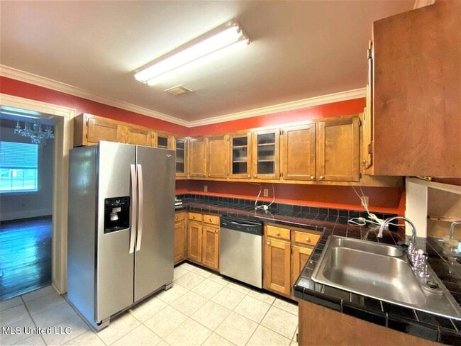 Building Photo - 275 W Chulahoma Ave
