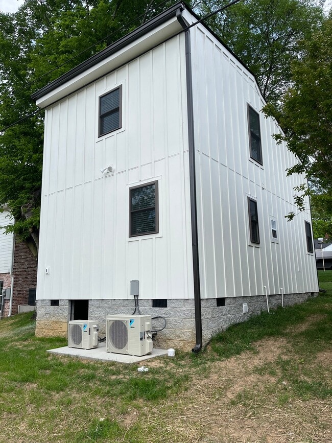 Building Photo - 1320 Dodson St