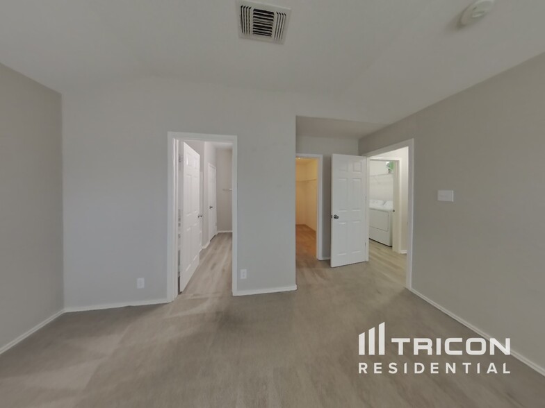 Building Photo - 10215 Chuck Wagon Ct