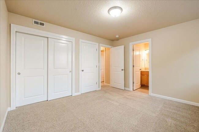 Building Photo - Modern Townhome Near the Willamette River