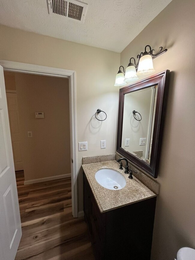 Building Photo - Hidden Gem in Holiday Park Subdivision!