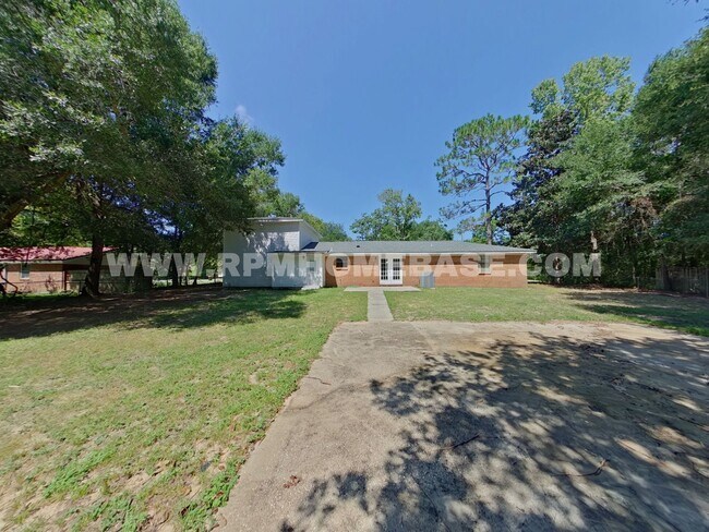 Building Photo - Fully Renovated 5-Bedroom Home with Modern...