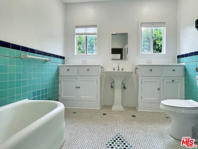 Building Photo - 124 N Mansfield Ave