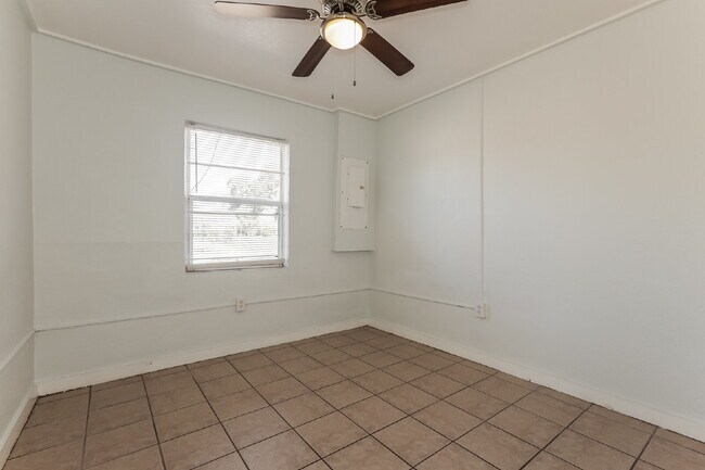 Building Photo - "Charming 2-Bed Oasis in Lake Wales - Cozy 624 Sq Ft Haven!"