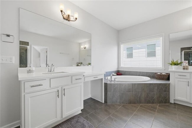 Building Photo - 4440 Kendall Pointe Dr