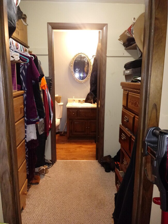 Building Photo - Large 2 Bed 2 Bath Heat & Water Inc-Neenah