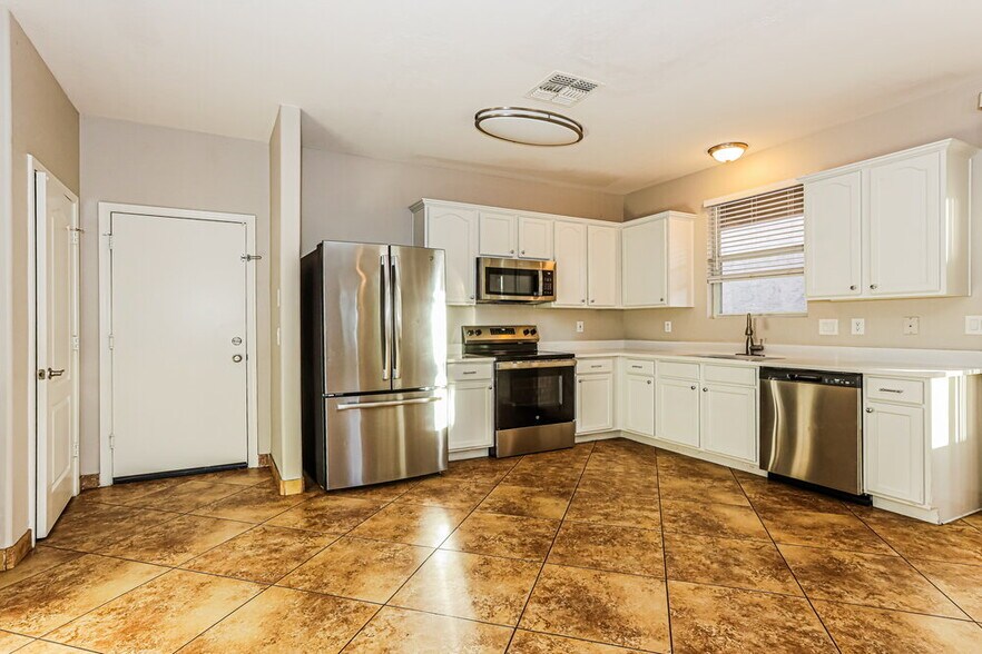 Building Photo - 10024 W Kingman St