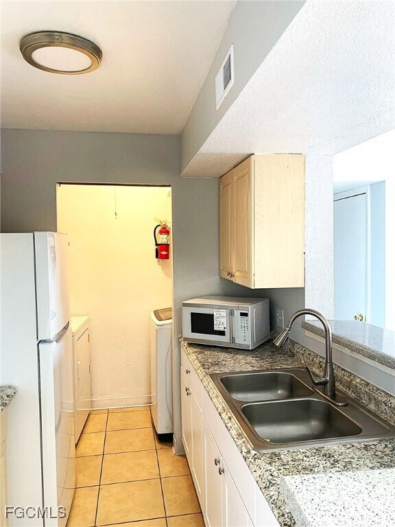 Building Photo - 2929 Winkler Ave