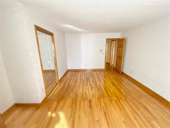 Building Photo - 5 Bedroom Home in Essex Junction!