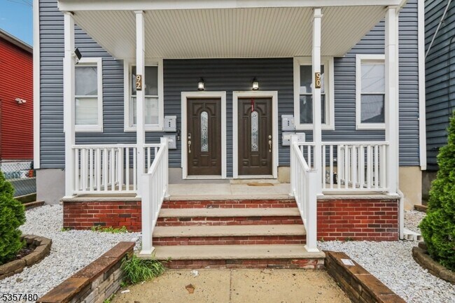 Primary Photo - 92 Windsor St