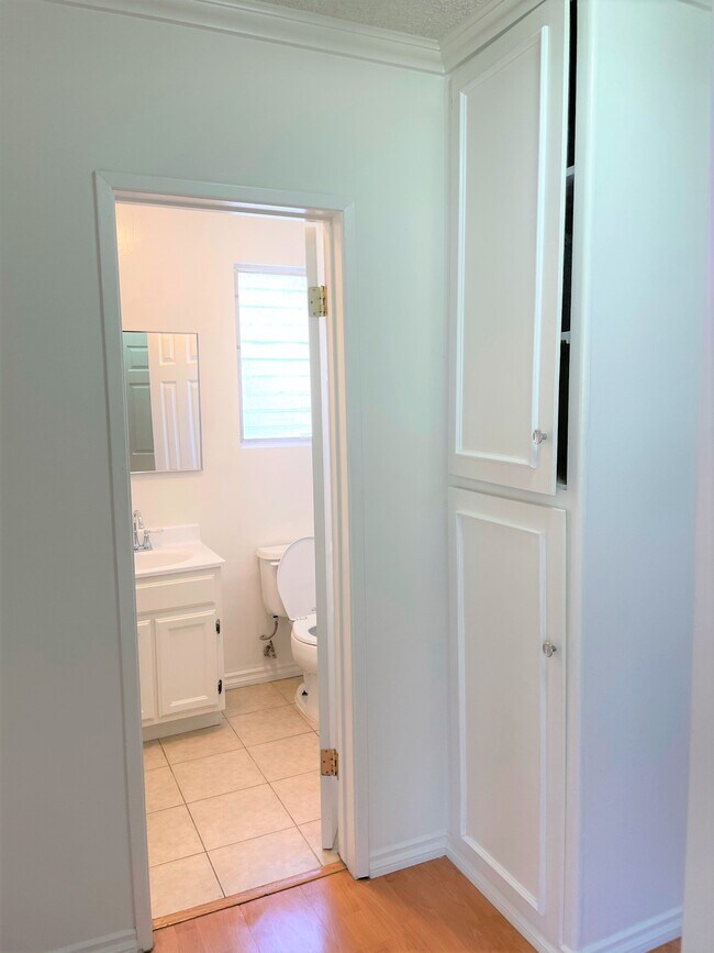 Building Photo - 4916 Hazeltine Ave