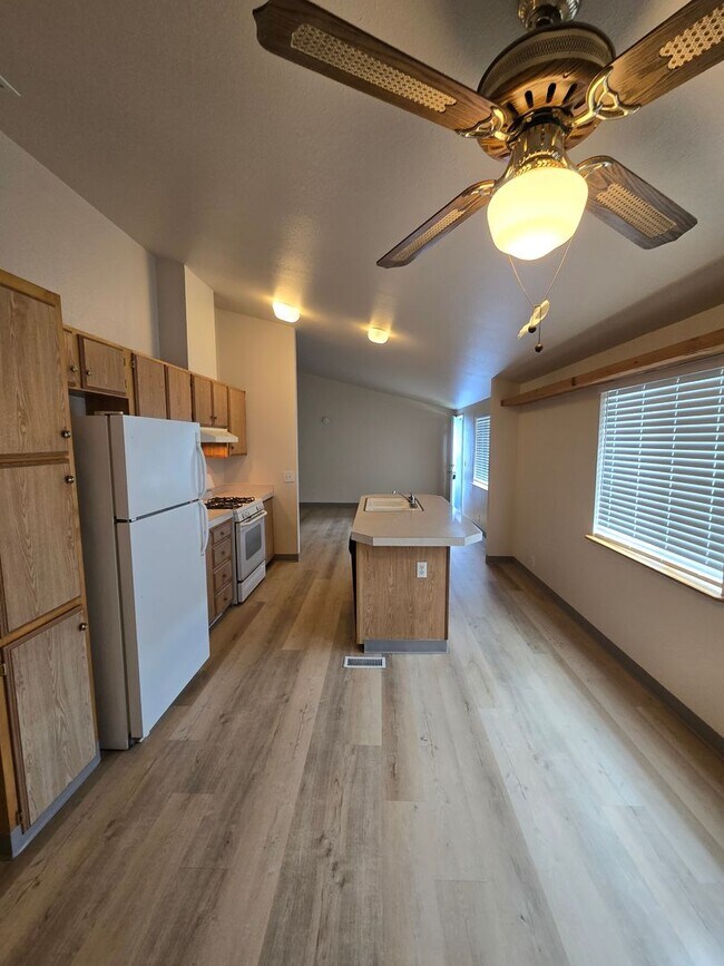 Building Photo - Pet Friendly 3bed : 2bath home w/ Garage