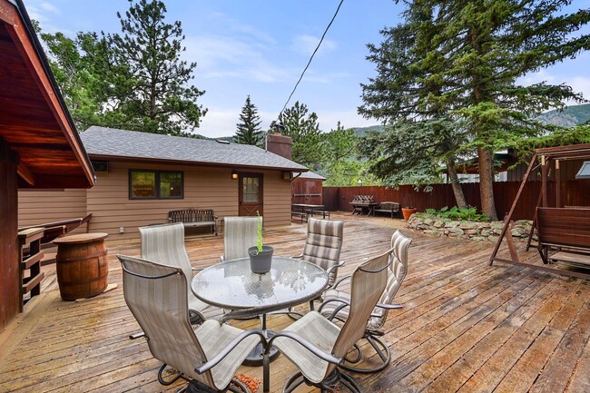 Building Photo - Mountain Life & Views- 4 bed 2 bath