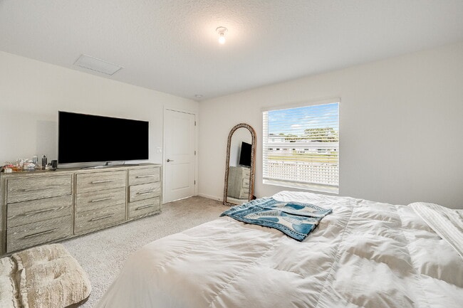 Building Photo - 3/2 in gated Tillman Lakes!
