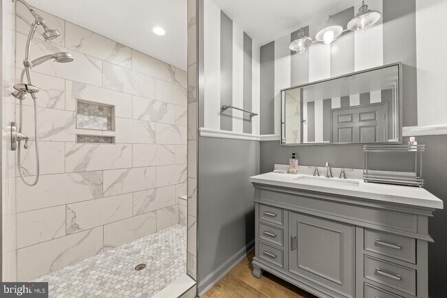 Building Photo - 9201 Golf Ct