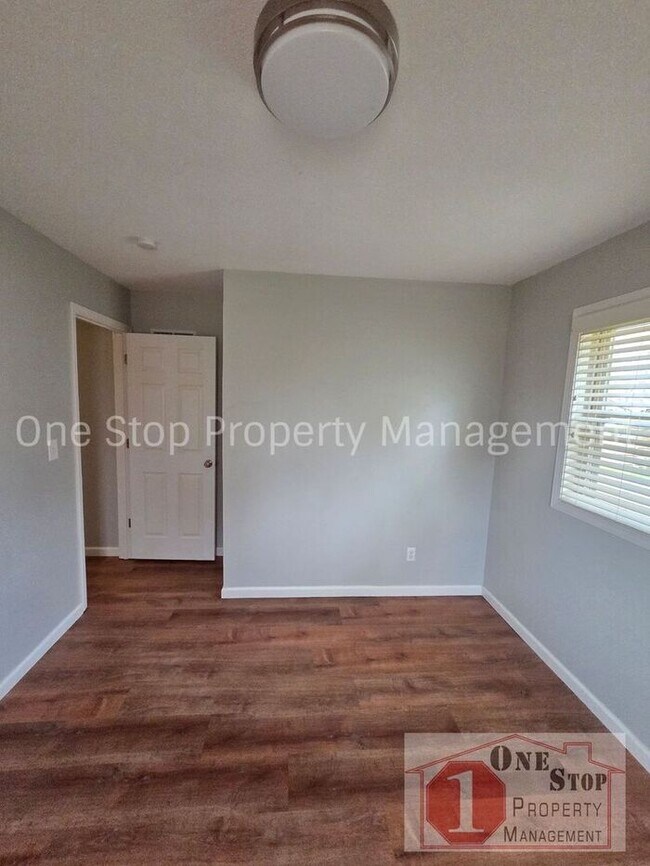 Building Photo - Gorgeous 3 Bedroom, 2.5 Bath in Kearney!