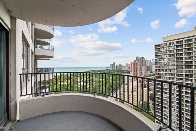 Building Photo - 2020 N Lincoln Park W