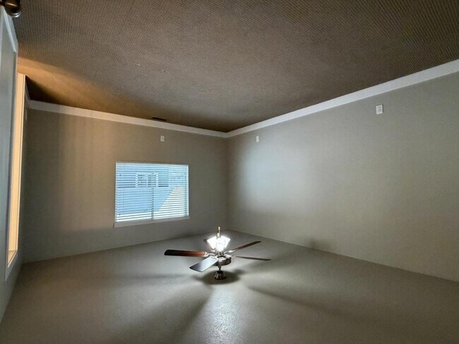 Building Photo - 2103 925 W