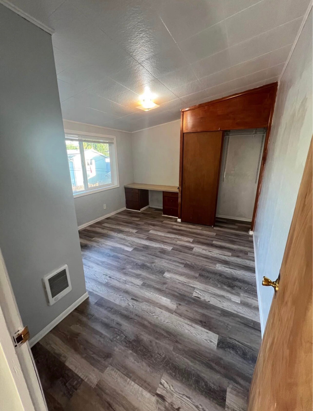 Building Photo - 414 E Broadway St