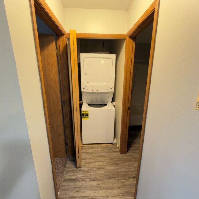 Building Photo - Large One Bedroom Apartment! Washer and Dryer in Unit!