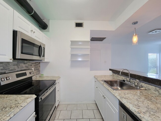 Building Photo - 7119 N Holiday Dr